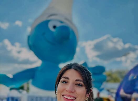 Fer Navarro: La voz hidalguense que da vida a Pitufina en la nueva película de Los Pitufos