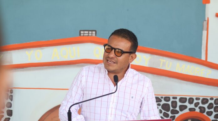 Alcalde de Ixmiquilpan cumple 11 meses entregando su salario a proyectos educativos