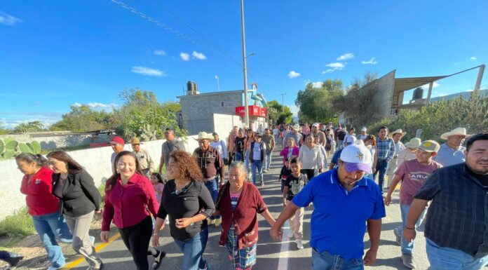 Inaugura alcaldesa Ana Elsa Castillo tramo asfaltado en carretera de Tepetitlán