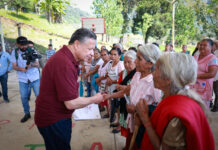 Julio Menchaca supervisa atención integral en la Otomí-Tepehua