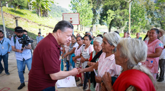 Julio Menchaca supervisa atención integral en la Otomí-Tepehua