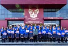 Julio Menchaca entrega 10 mil tabletas a estudiantes de nivel medio superior