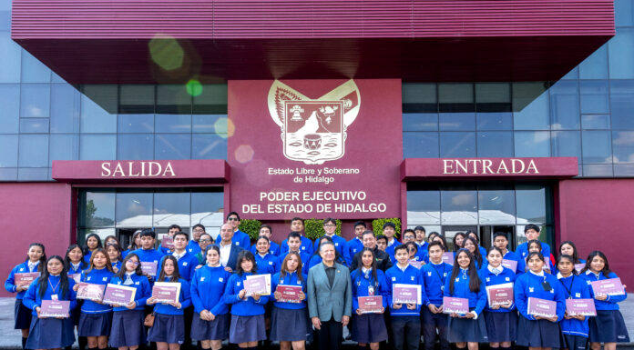Julio Menchaca entrega 10 mil tabletas a estudiantes de nivel medio superior