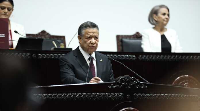 Julio Menchaca presentó iniciativas para fortalecer al servicio público