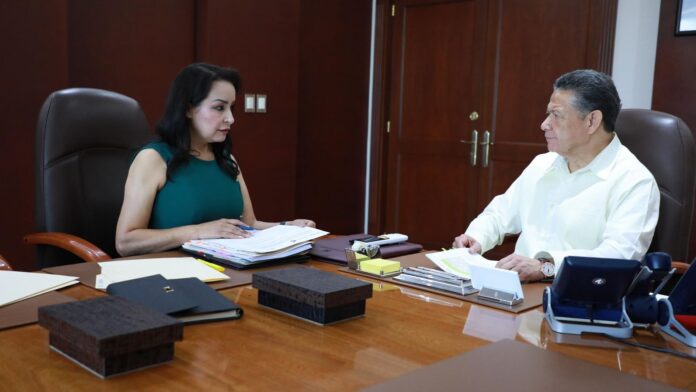Reunión de trabajo del gobernador Julio Menchaca y la secretaria de Hacienda Esther Ramírez Vargas