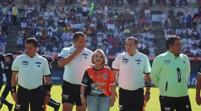 Rebeca Aladro Echeverría, madrina de honor en el encuentro de Leyendas del Pachuca y América en el Estadio Hidalgo