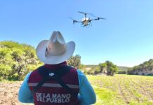 Tepeji del Río amplía el uso de tecnología agrícola con aplicación de herbicidas mediante dron