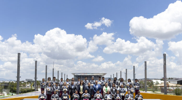 Julio Menchaca reconoce la excelencia académica de 32 participantes de la Olimpiada del Conocimiento Infantil 2026