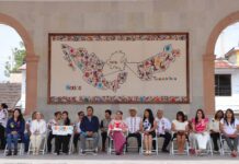 Reconocen a 101 personas artesanas por obtener récord en la exposición de bordados y tejidos más grande del mundo