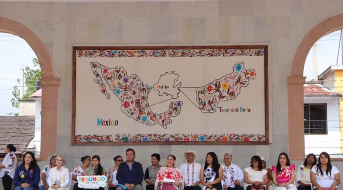 Reconocen a 101 personas artesanas por obtener récord en la exposición de bordados y tejidos más grande del mundo