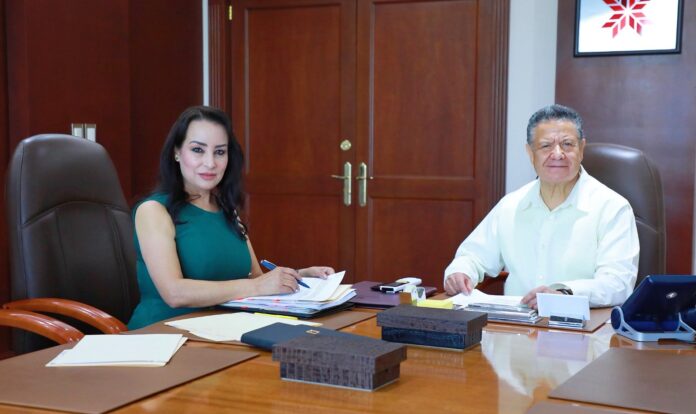 HACIENDA Reunión de trabajo del Gobernador Julio Menchaca Salazar - Secretaria Esther Ramírez Vargas