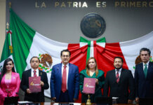 Guillermo Olivares entrega al Congreso del Estado la glosa del Cuarto Informe de Gobierno