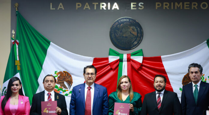 Guillermo Olivares entrega al Congreso del Estado la glosa del Cuarto Informe de Gobierno