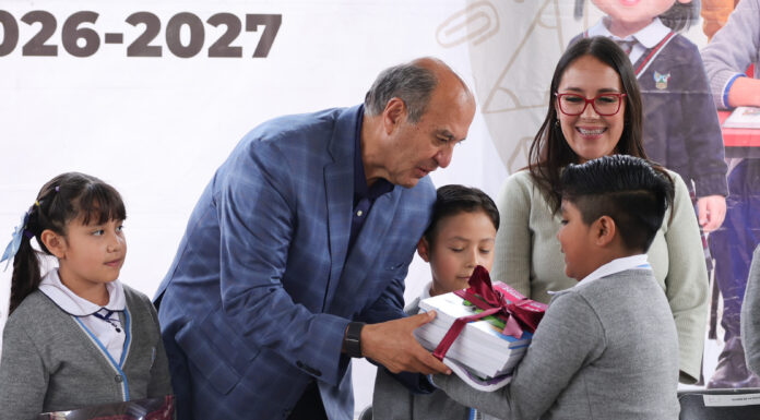 Gobierno de Hidalgo entrega uniformes, útiles y calzado a estudiantes de Tula-Tepeji